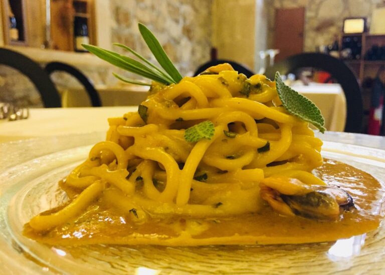 2 spaghetti alla chitarra crema di cozze e salvia 1024x732 1 768x549