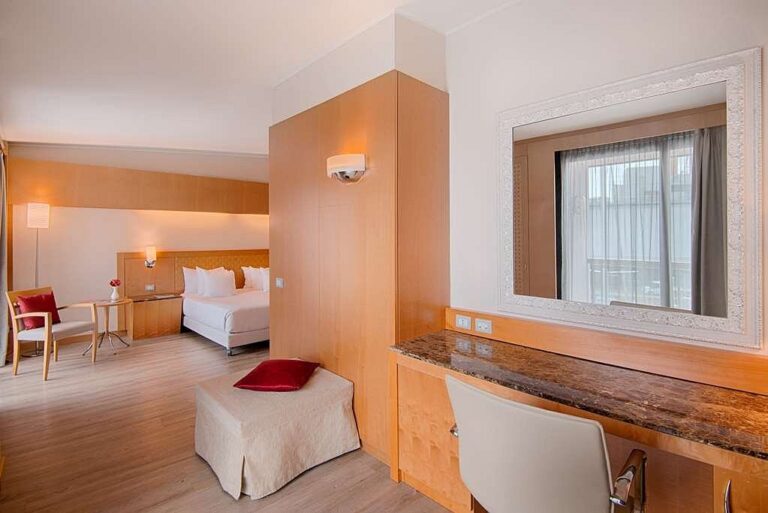 familiar room 768x513