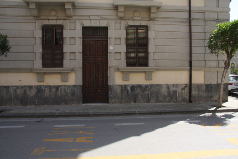 casa vacanze siracusa portone esterno 768x513