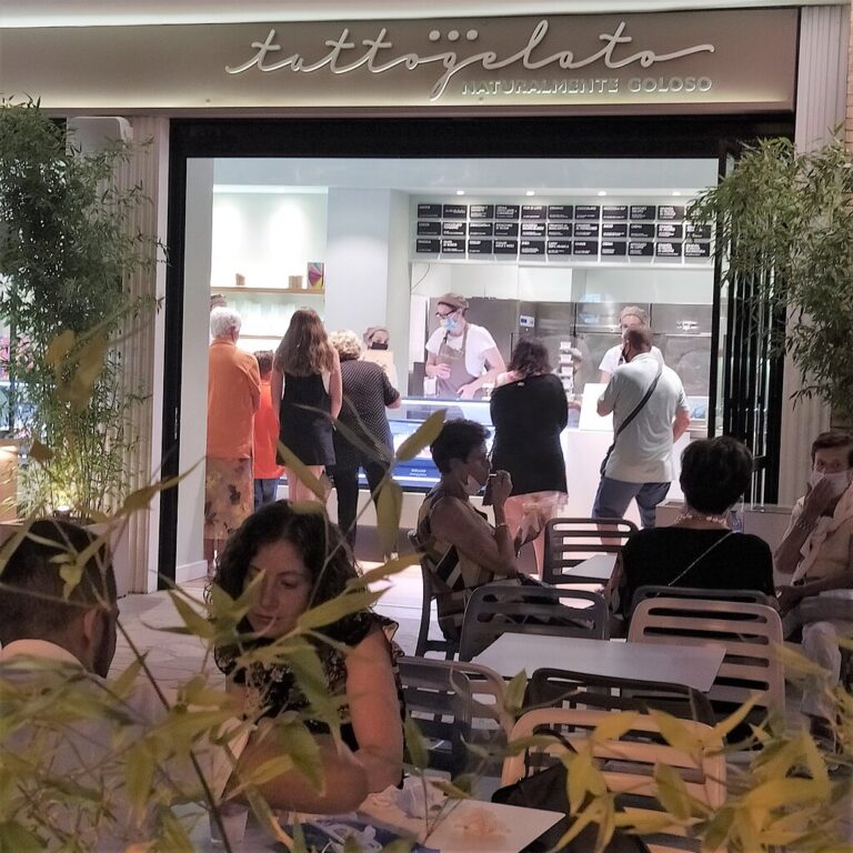 ingresso e tavoli esterni 1 768x768