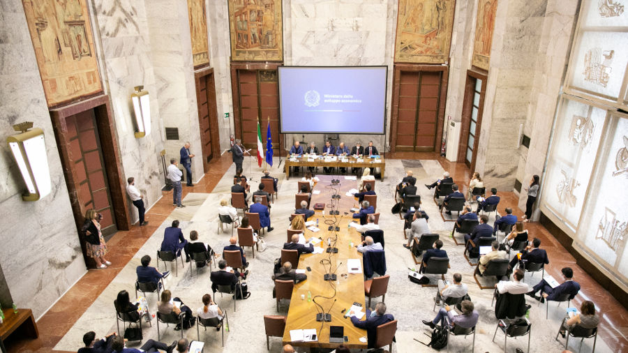 Automotive: Giorgetti, affascinante accelerare ma serve responsabilità