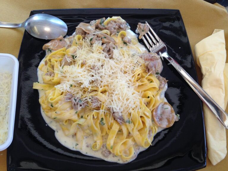 tagliatelle con salsiccia 1 768x576