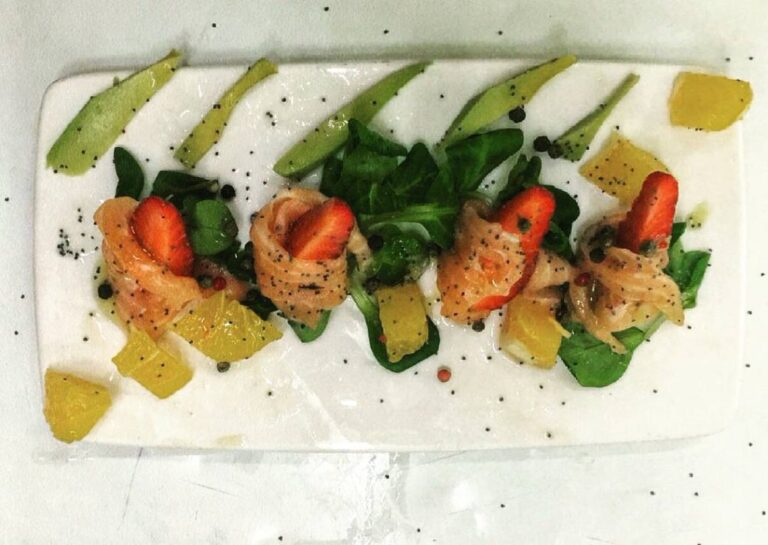 salmone con avocado arance 1 768x545