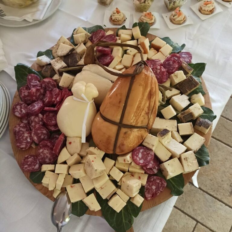 salumi e formaggi tipici 1 768x768