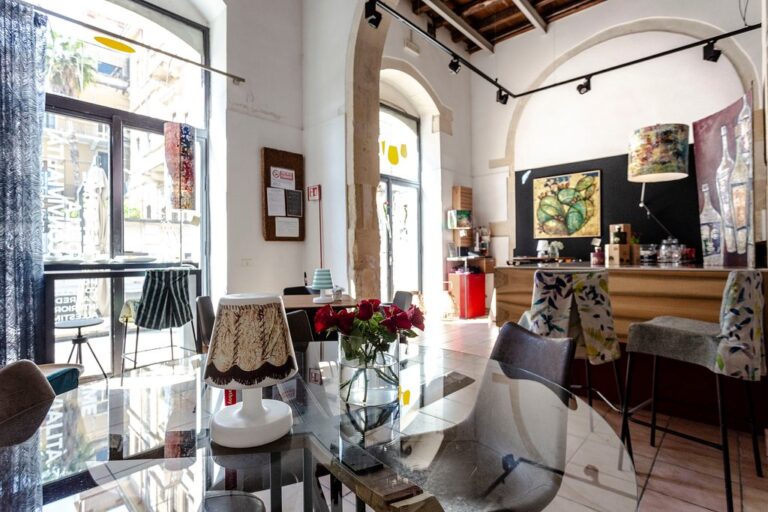 tavoli all interno dello 1 768x512