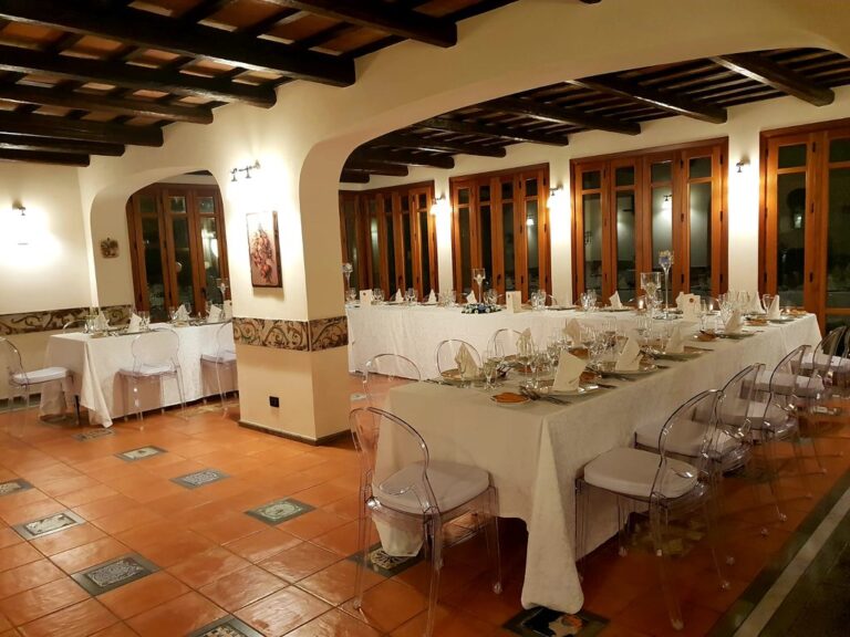 tavolo a ferro di cavallo 1 768x576