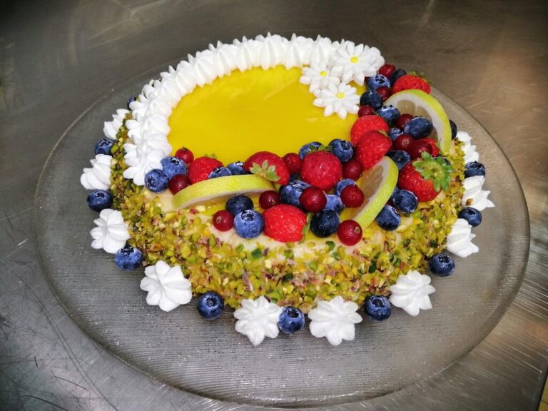 torta al limone e frutti 1 768x576