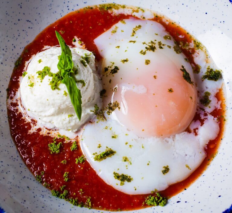 uovo mollet con la salsa 1 768x704