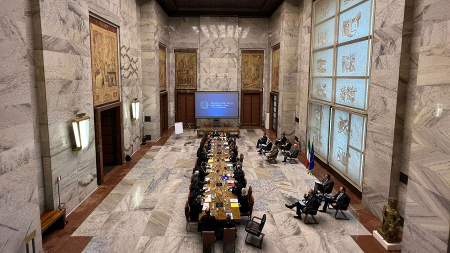 Il Ministro partecipa alla prima riunione settimanale con i direttori