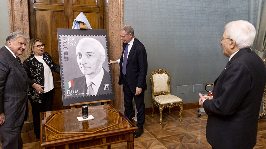 Presentato al Quirinale il francobollo del Presidente Segni